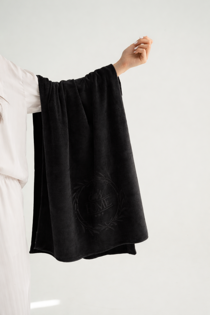 mikropluosto ranksluostis kuno juodas Mikropluošto kūno rankšluostis juodas su Elia's HOME logotipu