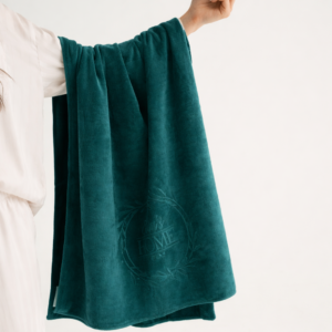 Mikropluošto kūno rankšluostis smaragdinis laikomas rankoje