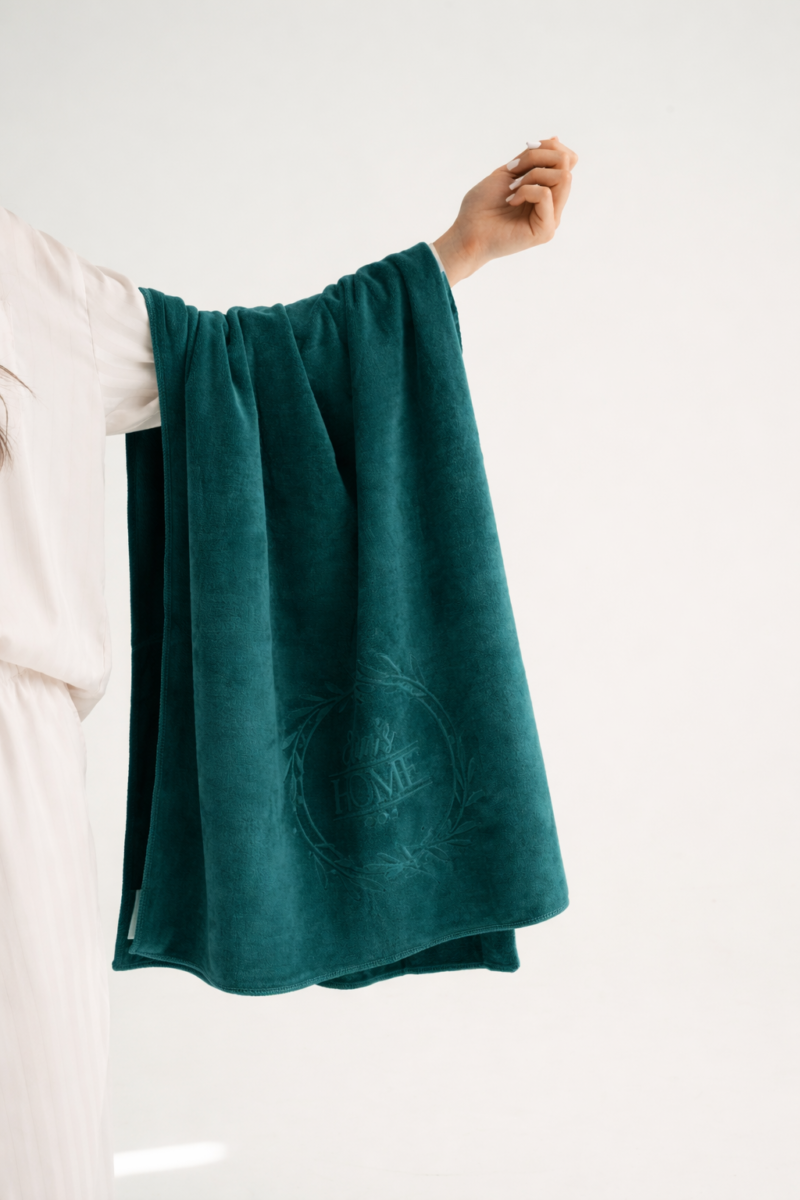 Mikropluošto kūno rankšluostis smaragdinis laikomas rankoje