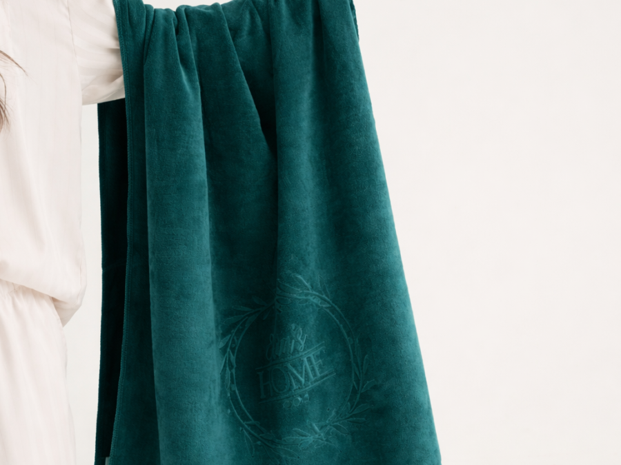 Pagrindinis 4 Mikropluošto kūno rankšluostis smaragdinis laikomas rankoje