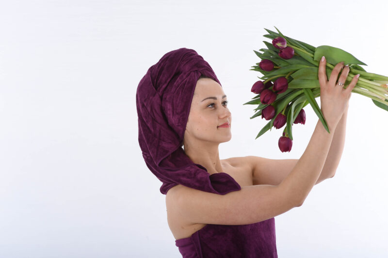 plauku-ranksluostis-bordinis Moteris su bordiniu plauku ranksluosciu ant galvos