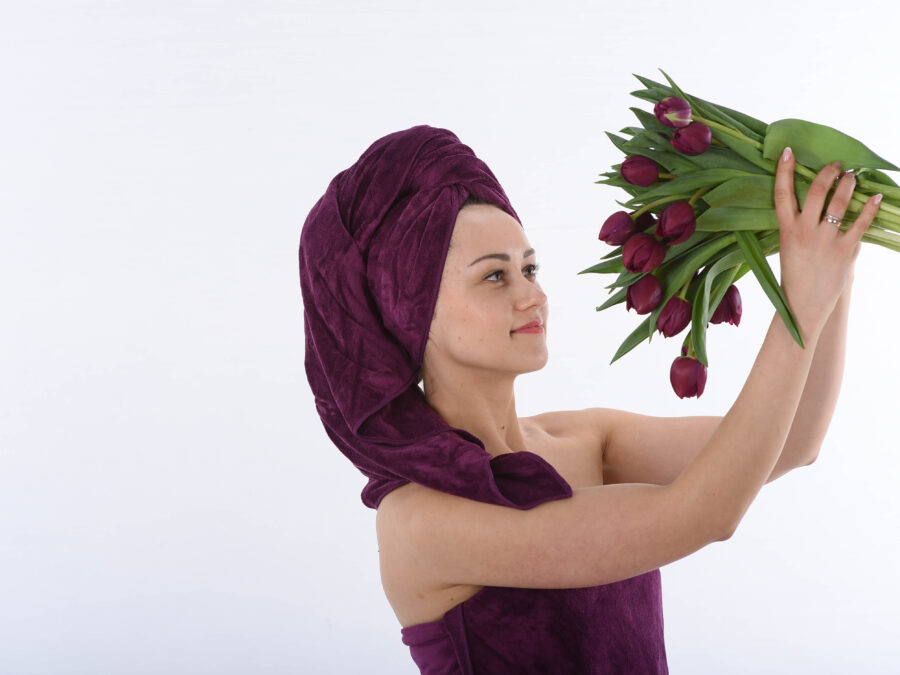 Moteris su bordiniu plauku ranksluosciu ant galvos