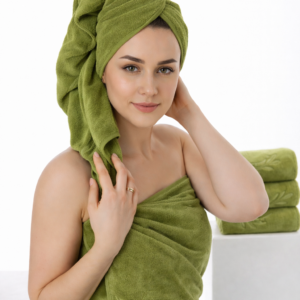 Moteris dėvi alyvuogių spalvos kūno ir plaukų rankšluosčius