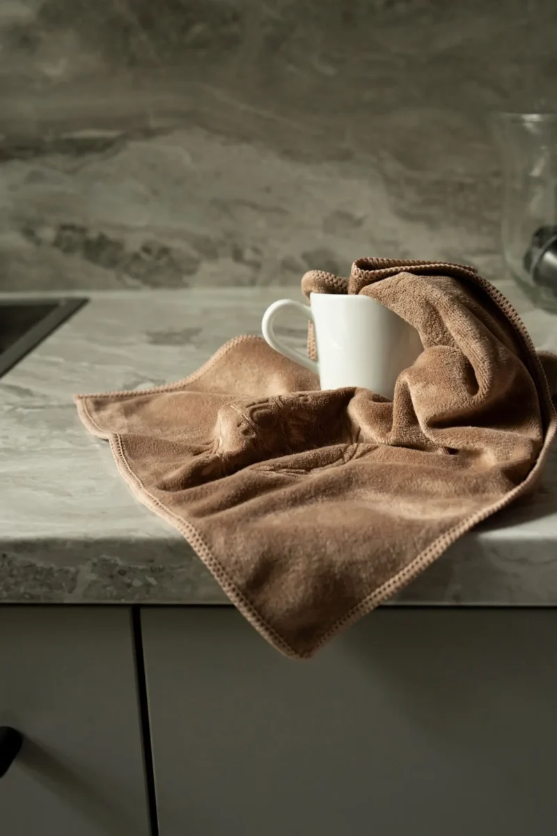 Milka (49 of 106)+ Mikropluošto virtuvinis rankšluostis rusvas